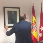 Vox cambia un cuadro del despacho heredado de Podemos por una fotografía del Rey