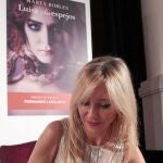 Marta Robles firma un ejemplar de su novela tras la presentación en la Fundación Cajasol