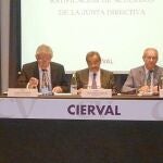 El presidente de la patronal valenciana Cierval, José Vicente González (en el centro), ayer durante la Asamblea General Ordinaria
