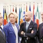 Zoido charla con algunos miembros del grupo que viajó a Bruselas numerosos alcaldes