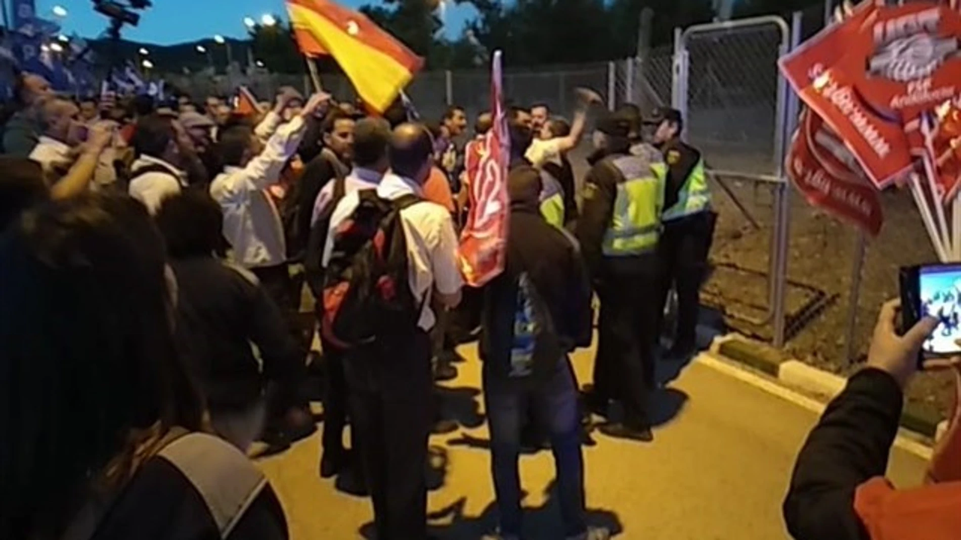 Los funcionarios de prisiones llevan años reivindicando que les considere agentes de la autoridad