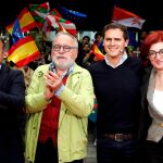 Fernando Savater con Albert Rivera y Maite Pagazaurtundua, en un acto en Errenteria/Efe/Javier Etxezarreta