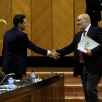 Moreno saluda al portavoz de Vox Alejandro Hernández tras su intervención y la retirada de la enmienda, junto a Juan Marín / Foto: Manuel Olmedo