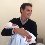 Albert Rivera con la hija de Begoña Villacís