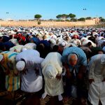 Unos diez mil melillenses de religión musulmana se dieron cita en el rezo conjunto en la explanada del Tercio Gran Capitán con el que dieron la bienvenida al Aid el Fitr, la pascua chica, que puso fin al mes sagrado del Ramadán y que en la ciudad se conmemora un día después que en el resto del país. Al rezo, organizado por la Comisión Islámica de Melilla (CIM), con colaboración de la Ciudad Autónoma, acudieron hombres, mujeres y niños que ocuparon las zonas del rezo acotadas por sexos, en un mar de alfombras de múltiples colores / Foto: Efe