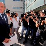 El expresidente de la Generalitat Francisco Camps (en la imagen), y el exvicepresidente del Consell Victor Campos cierran la ronda de declaraciones ante el juez de los ocho investigados por los contratos efectuados por la Fundación V Encuentro Mundial de las Familias para la visita del Papa a Valencia en 2006