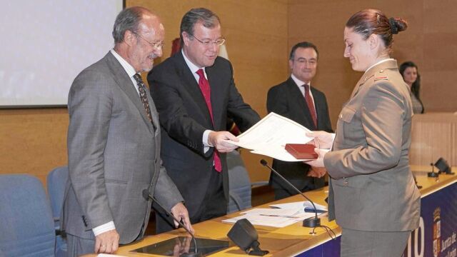 El consejero Antonio Silván entrega una de las medallas, junto al alcalde de Valladolid, Javier León de la Riva, y Fernando Salguero