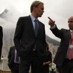 Expertos de los servicios de Interior, Aduanas y de Justicia de la UE y de la oficina antifraude europea, durante la inspección que realizaron el 25 de septiembre de 2013, en Gibraltar.