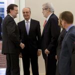 Mariano Rajoy saluda a José Manuel Lara, presidente del Grupo Planeta, en presencia del resto de representantes del sector editorial.