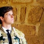 El torero Julián López "El Juli", contempla la plaza antes de salir