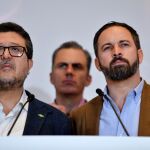 El presidente del Grupo Vox en el Parlamento de Andalucía, Francisco Serrano, junto al número 1 del partido Santiago Abascal, y el número 2 Javier Ortega-Smith / Foto: Manuel Olmedo