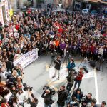 Más de trescientas personas se concentraron ayer junto al ayuntamiento de Callosa d’En Sarrià (Alicante) para expresar su repulsa a la supuesta agresión sexual de cuatro individuos a una joven de 19 años durante la noche de Nochevieja