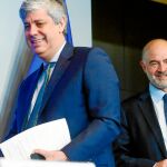 Mario Centeno y Pierre Moscovici (dcha.), ayer, en Luxemburgo / Efe