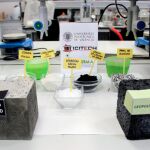 El hormigón celular más ecológico del mundo ha salido de los laboratorios de la Universidad Politécnica de València y está fabricado con una combinación de cenizas de cáscara de arroz, papel de aluminio y residuos procedentes de la fabricación de hierro en altos hornos y de proceso del obtención de combustible / Efe