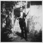 Imagen de Lee Harvey Oswald con un rifle, antes de cometer el atentado contra Kennedy