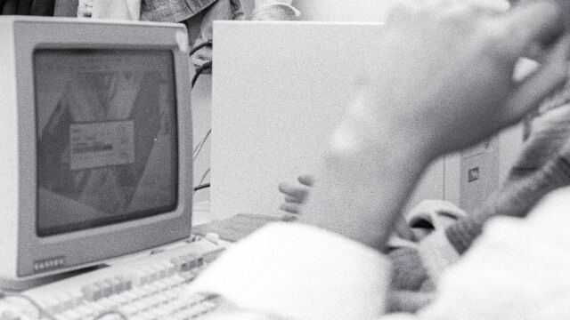 Imagen de las primeras oficinas de la Generalitat con ordenadores conectados a internet. La primera operación se produjo en abril de 1993 y fue el envío de un correo electrónico