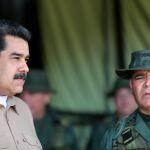 Nicolás Maduro conversa con el ministro de Defensa Vladimir Padrino López/Efe