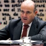El ministro Luis de Guindos durante su comparecencia ante la Comisión de Economía y Competitividad, que ha tenido lugar esta tarde en el Senado.