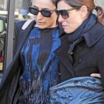 Raquel Sánchez Silva, a la dcha. acompañada por una familiar