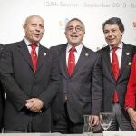 El presidente de la ONCE, Miguel Carballeda; el ministro de Cultura, José Ignacio Wert; el presidente del COE, Alejandro Blanco; el presidente de la Comunidad de Madrid, Ignacio González, y la alcaldesa, Ana Botella, ayer en Buenos Aires