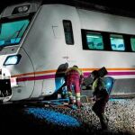 Un par de operarios tratan de reparar una avería en un tren de la línea de Extremadura