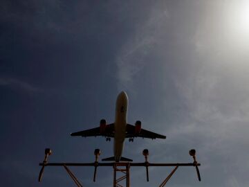 Un avión aterrizando en el Aeropuerto de Barcelona-El Prat Un avión aterrizando en el Aeropuerto de Barcelona-El Prat