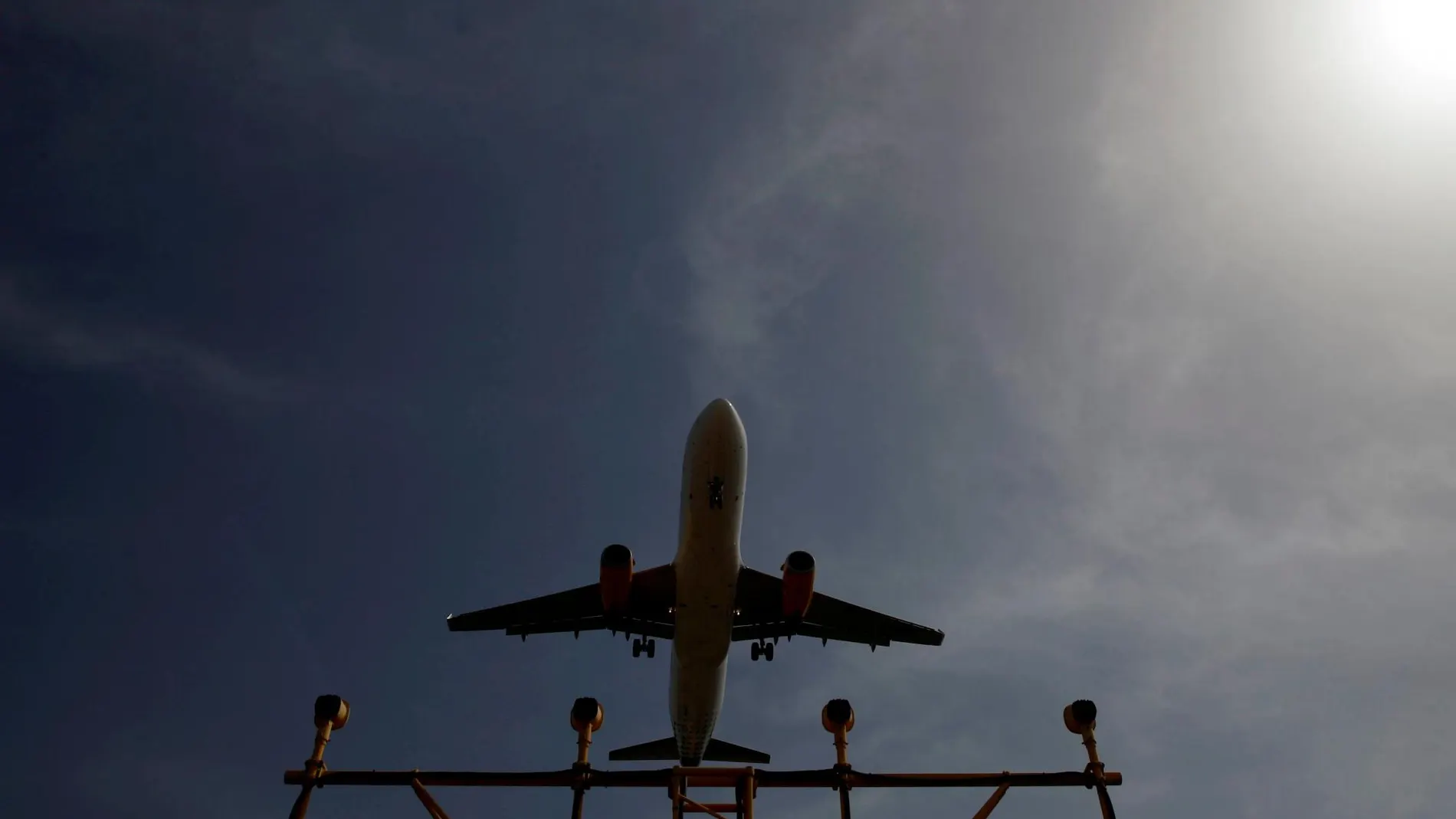 Un avión aterrizando en el Aeropuerto de Barcelona-El Prat