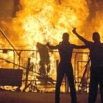 Jóvenes en una barricada en rio de Janeiro enfrentados a la Policía
