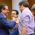Los miembros de la mesa de la Comisión que investigará la financiación del PSPV y Compromís se felicitan tras su elección. En primer plano, el presidente de Les Corts, Enric Morera, que será, sin duda, uno de los investigados.