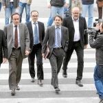 Oriol Pujol, imputado en este caso, el día que fue a declarar al TSJC acompañado por la plana mayor de Convergència
