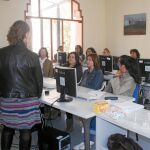 Un grupo de mujeres recibe asesoramiento para buscar trabajo