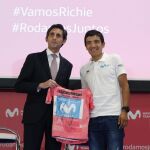 El ciclista ecuatoriano Richard Carapaz, con Álvarez-Pallete, presidente de Telefónica
