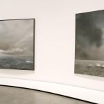 La comisaria Lucia Agirre, ante dos obras de Richter, en el Guggenheim de Bilbao