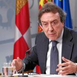 El portavoz y consejero de la Presidencia, José Antonio de Santiago-Juárez, explica los acuerdos aprobados por el Consejo de Gobierno