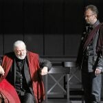 Mario Gas es Julio César y Tristán Ulloa es Bruto en una producción del clásico de William Shakespeare dirigida por Paco Azorín y un elenco de ocho actores