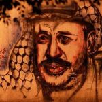 Un palestino camina frente a un grafiti del líder Yasser Arafat el martes 29 de octubre de 2013, por una calle de Gaza.