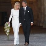 La diseñadora Rosa Clará y el empresario Josep Artigas, a la la salida de su enlace celebrado esta tarde en el Ayutamiento de Barcelona.