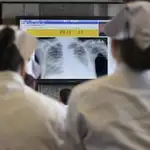 Los médicos analizan las pruebas de un paciente afectado por gripe aviar en Hangzhou, Zhejiang (China)