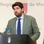 El presidente en funciones y el líder del PP regional, Fernando López Miras, ayer durante su comparecencia ante los medios tras la reunión del Consejo de Gobierno