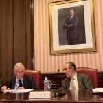 El presidente de la Real Sociedad Geográfica, Juan Velarde, junto al teniente general Agustín Muñoz-Grandes
