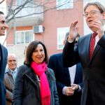 La ministra de Defensa, Margarita Robles (c), el presidente de la Generalitat, Ximo Puig (d), y el alcalde de Mislata, Carlos Fernández Bielsa (i), a su llegada ayer a la presentación de la residencia de la tercera edad con centro de día para personas mayores en las instalaciones del antiguo cuartel militar de Mislata. EFE/ Juan Carlos Cárdenas