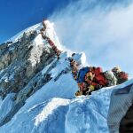Más de 200 alpinistas hicieron cumbre el miércoles en el Everest provocando un atasco nunca visto