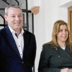 El socialista Francisco Álvarez de la Chica junto a Susana Díaz, en el centro de la imagen