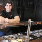 Julián Contreras, a sus 27 años, defiende el trabajo que ha dedicado a la apertura de su negocio más allá de su popularidad
