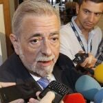 El secretario de Estado de Administraciones Públicas, Antonio G. Beteta, realiza unas declaraciones a los medios tras intervenir hoy en la Universidad Internacional Menéndez Pelayo