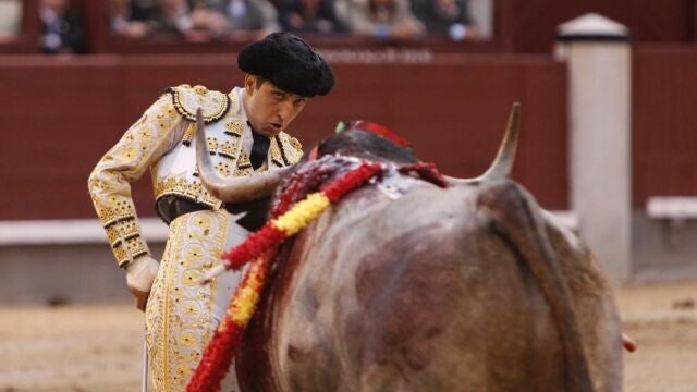Castaño con su mano derecha vendada, tras ser herido en Las Ventas unos pocos minutos antes