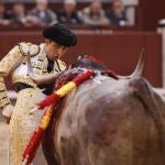 Castaño con su mano derecha vendada, tras ser herido en Las Ventas unos pocos minutos antes