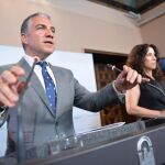 El consejero de Presidencia, Elías Bendodo, y la consejera de Igualdad, Rocío Ruiz /Foto: La Razón