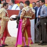 Ponce brindó su primer toro a los cuatro miembros de la dinastía Manzanares; de espaldas, José María hijo, que incluso se emocionó