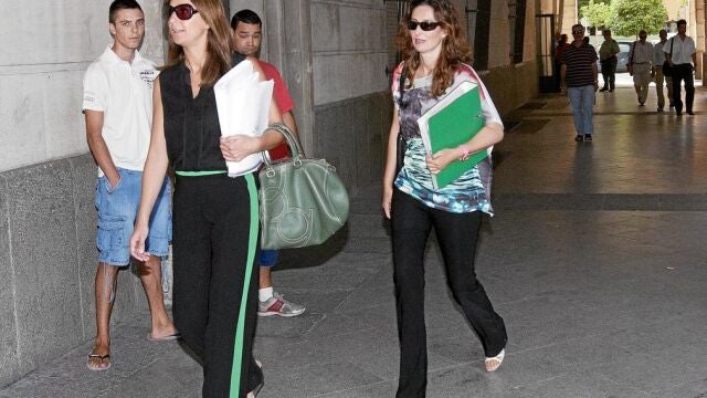 Delante, la consejera de la Cámara de Cuentas, Amelia Martínez, ayer en el juzgado